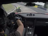 Una Kawasaki Ninja ZX-10R sfida una Porsche 911 GT3 RS al Nurburgring