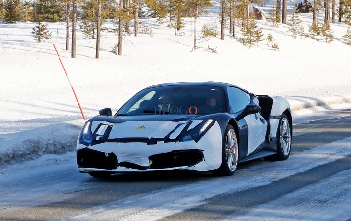 Nuova Ferrari ibrida: le foto spia