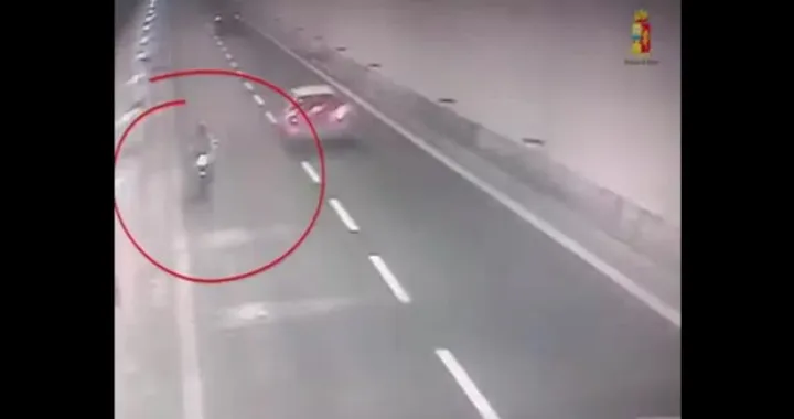 8 Km contromano sulla A12: arrestato motociclista [Video]