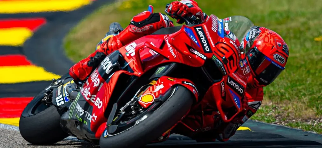 Sprint Race infuocata a Brno: Marquez trionfa, Acosta incalza, Bastianini rinasce