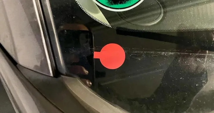 Un bollino rosso sul parabrezza può costarti l’auto: in Germania rischi anche 100.000 euro