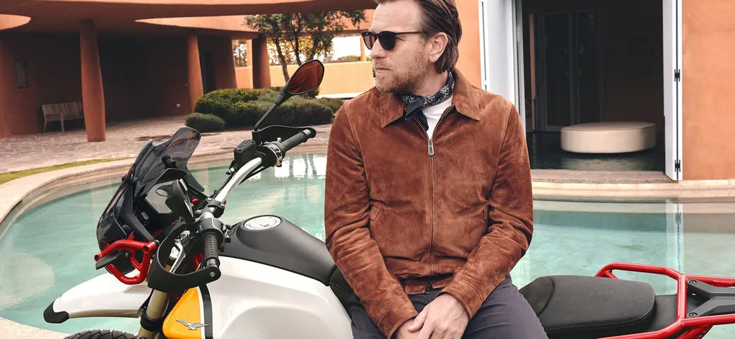 Ewan McGregor in sella alla Moto Guzzi V85TT sulle strade della Sardegna