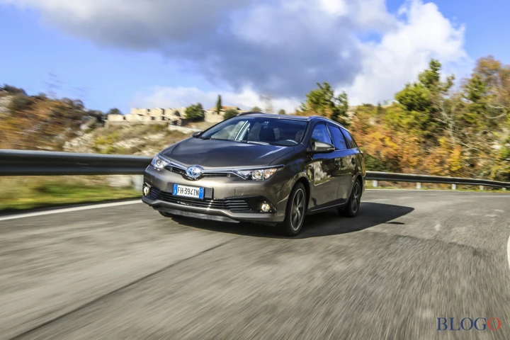 Auto ibride: scopriamo come si guidano con Toyota Auris Hybrid