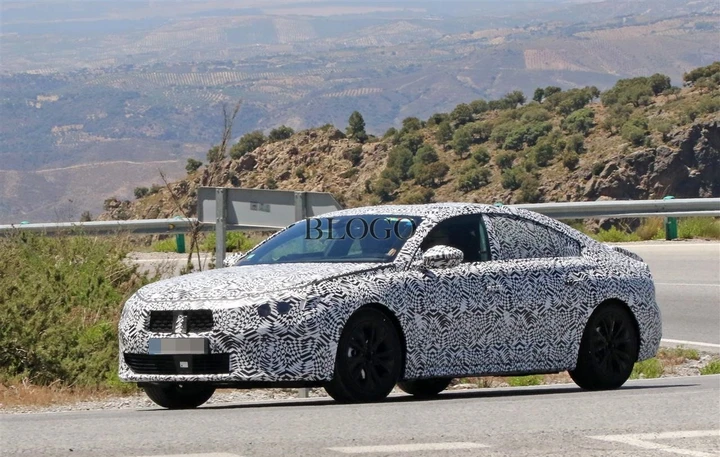 Peugeot 508: foto spia su strada