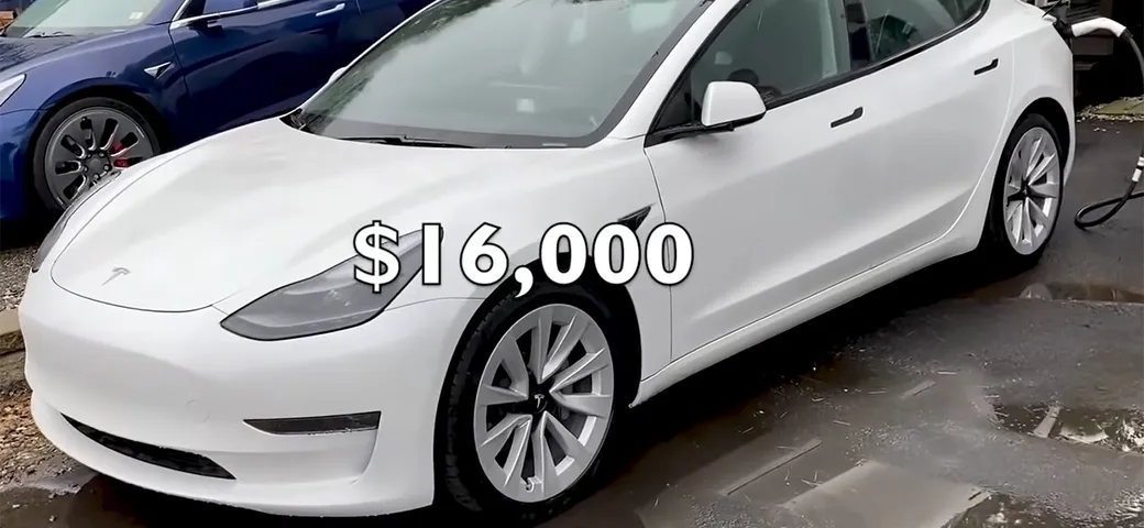 Tesla chiede 16.000 dollari per le riparazioni, lui se la cava con 700 dollari