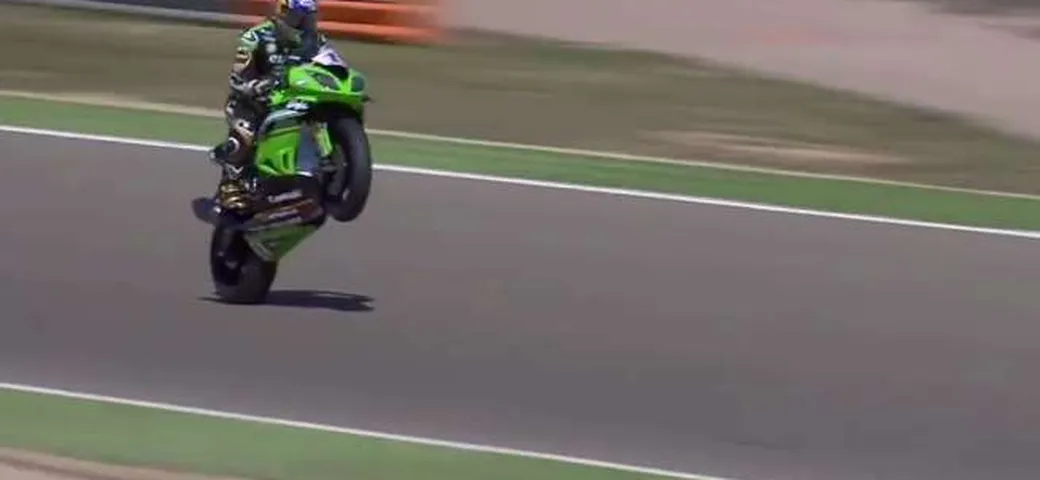 Sofuoglu celebra la pole con un'impennata da funambolo! [Video]