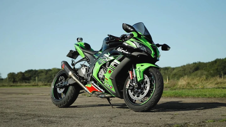 Kawasaki Ninja ZX-10R vs Tesla Model S Plaid vs Porsche 911 Turbo S