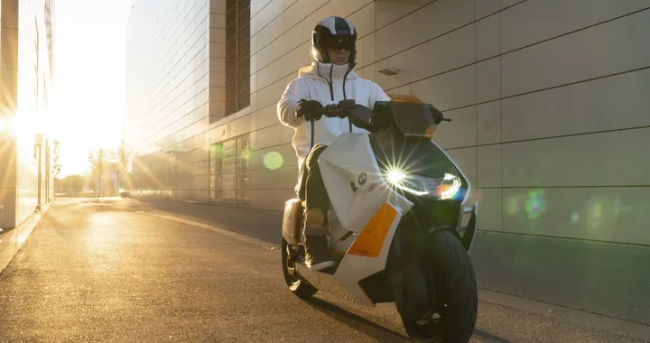 BMW svela Definition CE 04: l'elettrico che vuole rivoluzionare il segmento degli scooteroni