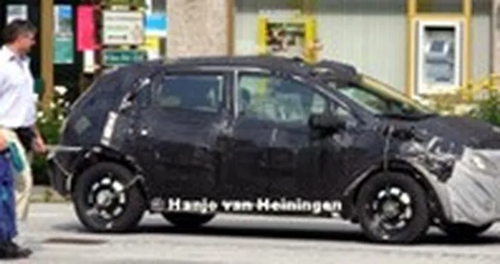 Foto-spia: nuova Mégane (o Peugeot 308?)