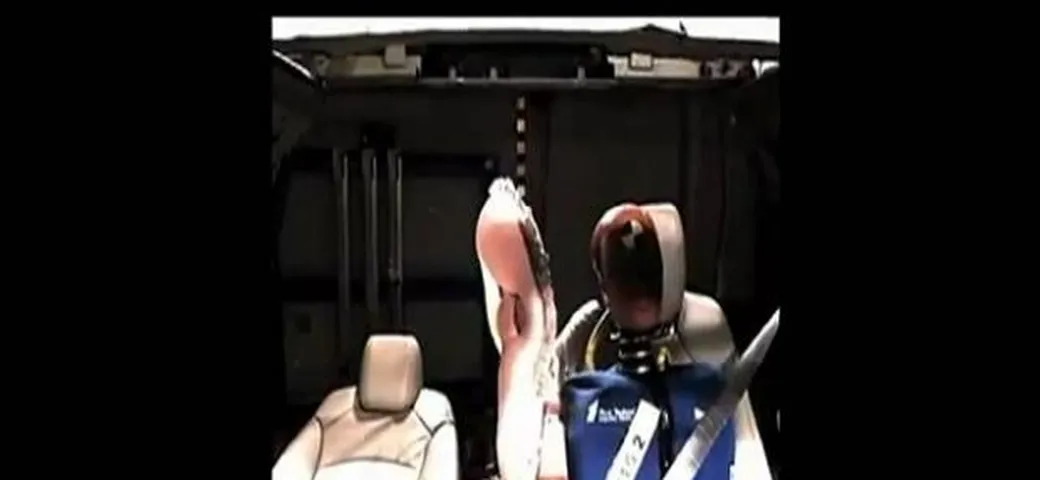 General Motors presenta l'airbag centrale