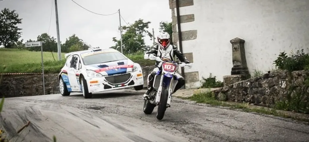 Peugeot 208 R5 Rally VS Yamaha YZ 450 F Supermotard: tra case e muretti una sfida da brividi