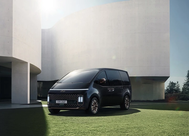 Hyundai STARIA Full-Hybrid: il VAN multifunzione che rivoluziona lo spazio e il comfort per professionisti e famiglie