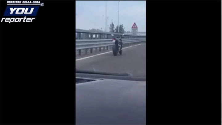 Milano, moto fantasma in tangenziale [Video]