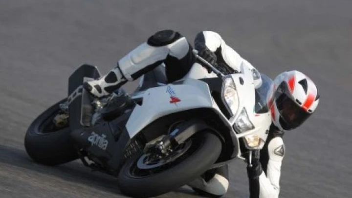 Aprilia RSV4: più potenza (186 CV) e traction control per il 2011?