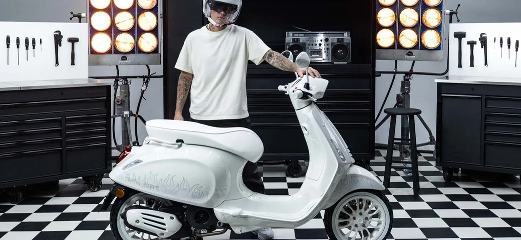 Vespa, ecco il modello esclusivo disegnato da Justin Bieber: dal 20 aprile parte il pre-booking