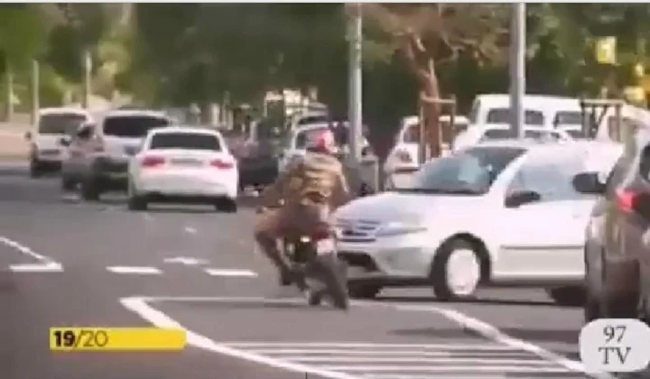 Nasconde agli agenti la targa dello scooter ma finisce a terra [Video]