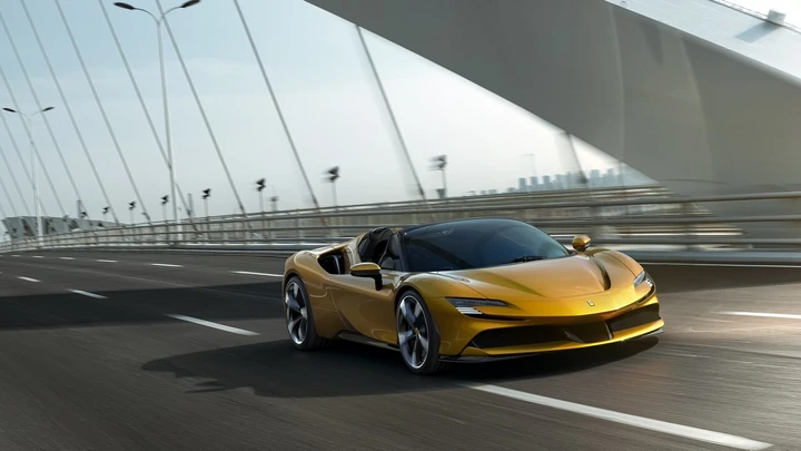 Ferrari SF90 Spider: 1000 CV a cielo aperto