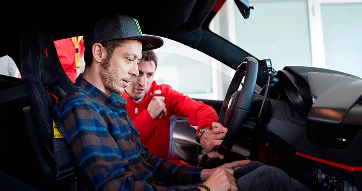 Ferrari 488 Pista: alla guida c'è Valentino Rossi