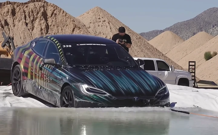 Tesla Model S Plaid: va sott'acqua e funziona ancora [Video]