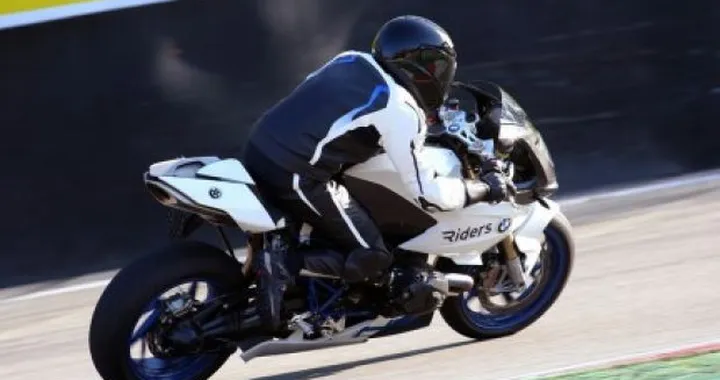 Alex Zanardi torna in pista, ma su una BMW HP2 Sport
