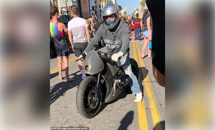 Brad Pitt alla manifestazione per George Floyd in sella ad una BMW molto particolare