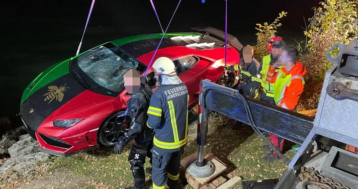 Con la Lamborghini Huracan finisce nel lago in manovra