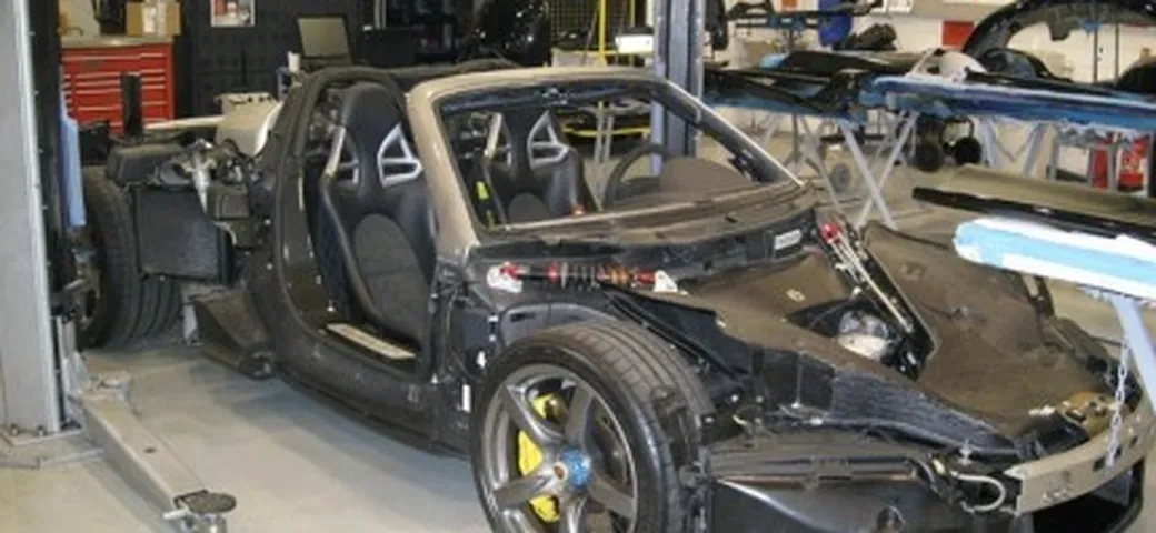 La nudità di una Porsche Carrera GT