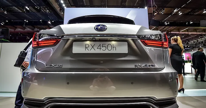 Lexus RX450h: il video dal salone di Francoforte 2015