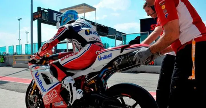 WSBK: Carlos Checa promuove gli pneumatici Pirelli 2012