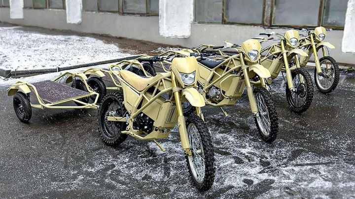 Kalashnikov sfida l’enduro elettrico con una moto tattica da 100 kg