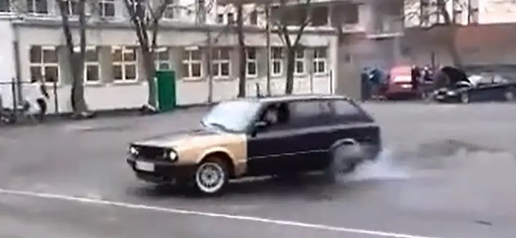 Epic Fail della vecchia BMW: il drift finisce col botto [Video]