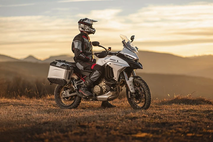 Ducati Multistrada V4 2022: nuove colorazioni, aggiornamenti elettronici e nuovi accessori