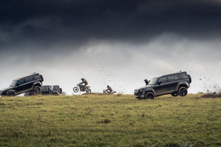 Land Rover Defender: le acrobazie nel prossimo film di James Bond