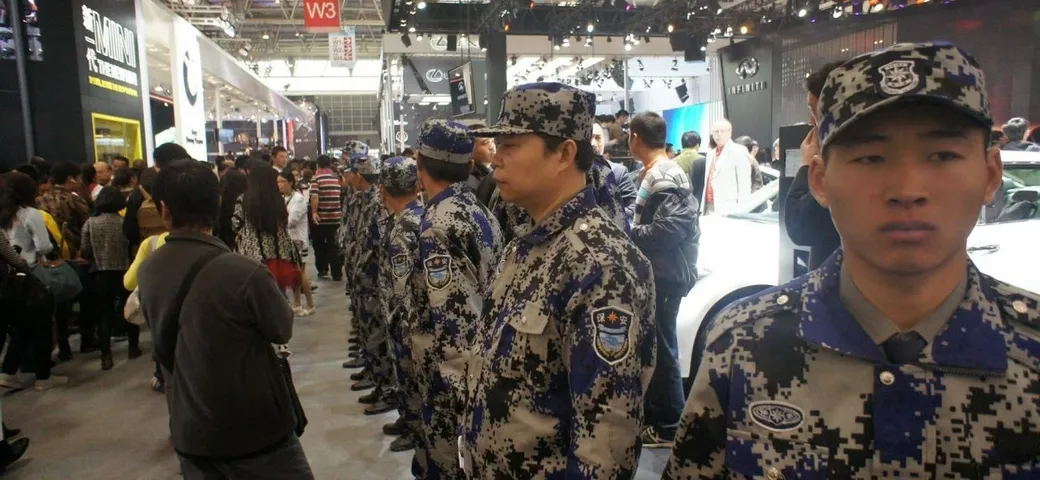 No a modelle e bambini al salone di Shanghai