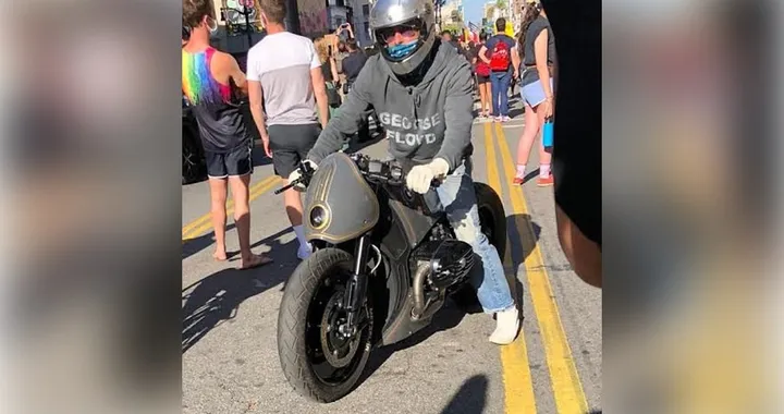 Brad Pitt alla manifestazione per George Floyd in sella ad una BMW molto particolare