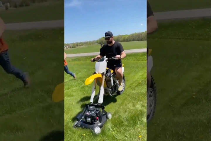 Tagliare l'erba alla maniera di un motociclista (Video)