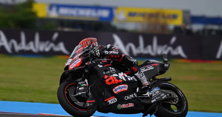 L'Aprila RS-GP25 si fa bella per Jerez: Lorenzo Savadori alla guida del cambiamento