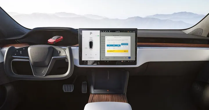 Tesla rilascia un grande aggiornamento software con nuove funzioni: carica solare, Spotify rinnovato e multiview
