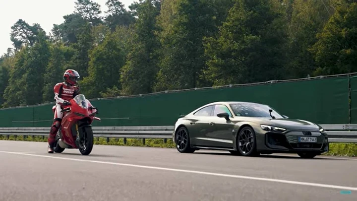 Audi RS e-tron GT Performance vs Ducati Panigale V4S