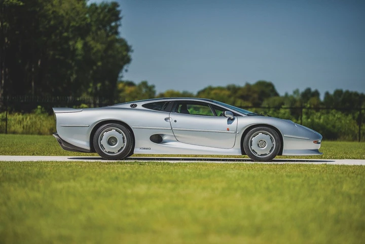 Jaguar XJ220: RM Sotheby's mette all'asta una di queste supercar