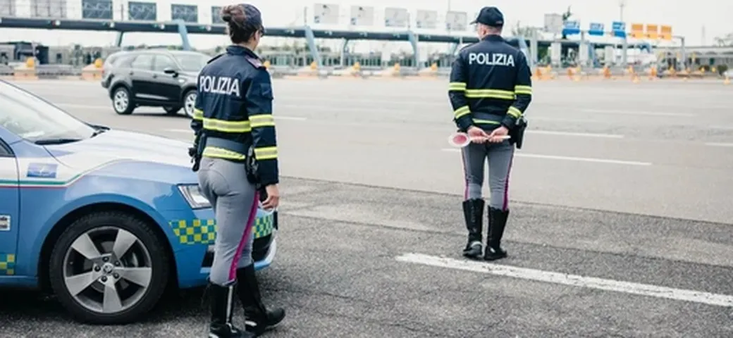Contromano sull’autostrada A1: multa da 4.000 euro e patente ritirata