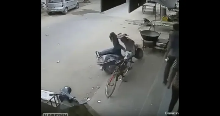 Bimba vola a terra con lo scooter [Video]