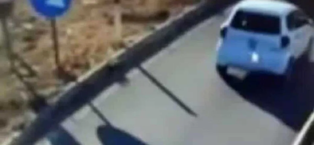 Panico in autostrada, due microcar contromano: sfiorata la tragedia