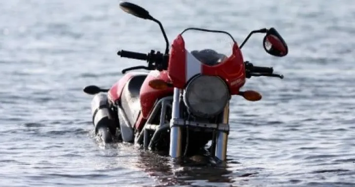 Foto del giorno: Ducati Monter al mare?