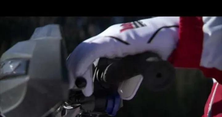 Valentino Rossi e Nicky Hayden di traverso sulla neve /video