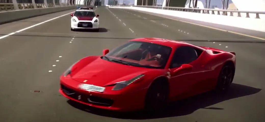 La Ferrari 458 inseguita dalla Nissan GT-R della Polizia di Abu Dhabi [Video]
