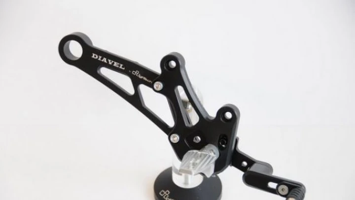 LighTech: Pedane esclusive per Ducati Diavel