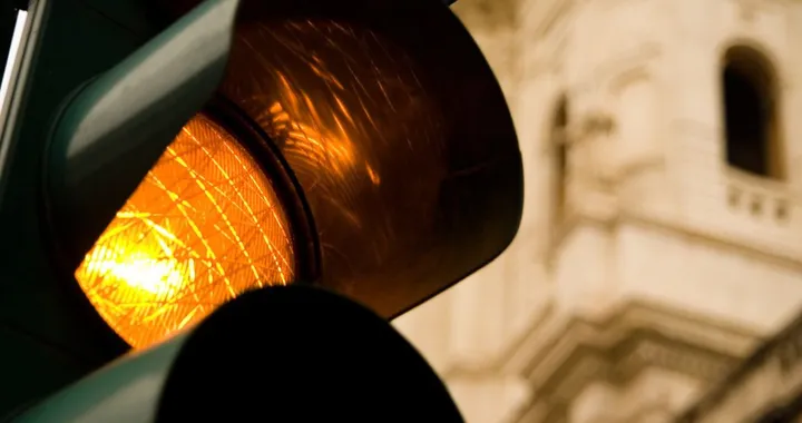 Multe: niente multa se il semaforo resta giallo tre secondi