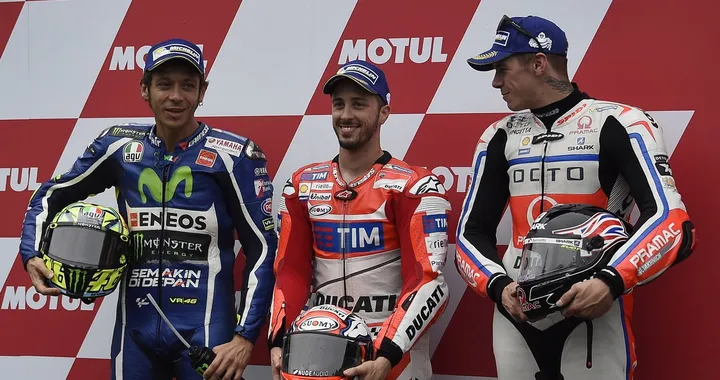Assen MotoGP, Dovizioso in pole bagnata su Rossi. Si salva Marquez. Naufragio di Lorenzo. Tante cadute