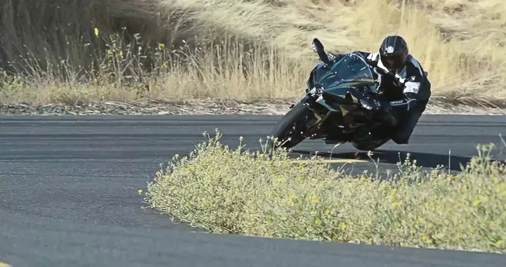 2017 Kawasaki Ninja H2 and Ninja H2 CARBON - Built Beyond Belief